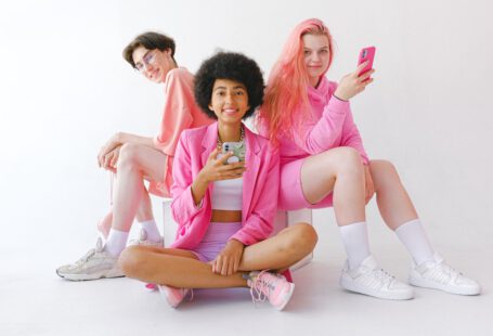 cheerful-multiracial-teenagers-in-trendy-outfit-with-smartphones