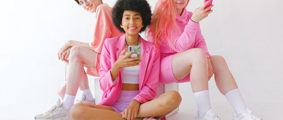 cheerful-multiracial-teenagers-in-trendy-outfit-with-smartphones