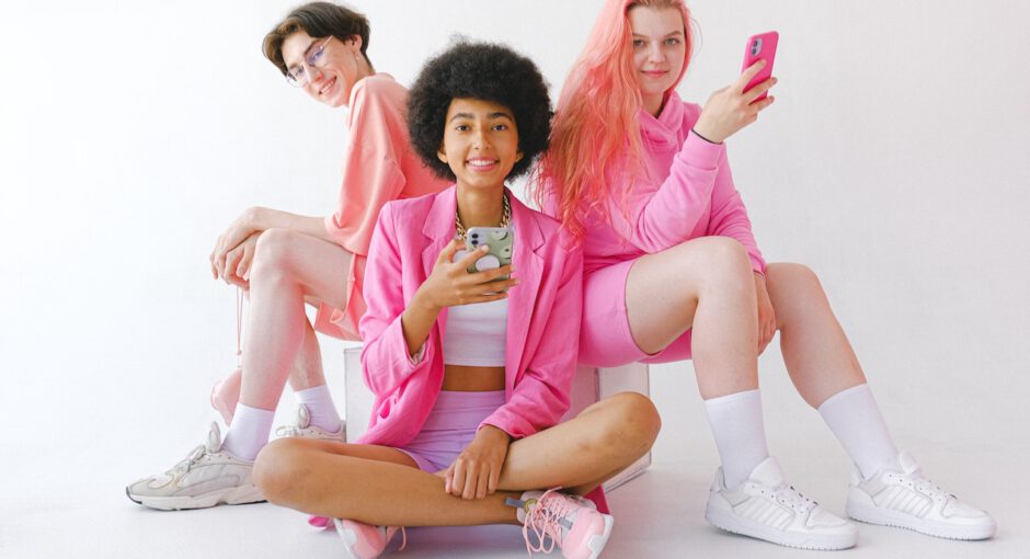 cheerful-multiracial-teenagers-in-trendy-outfit-with-smartphones